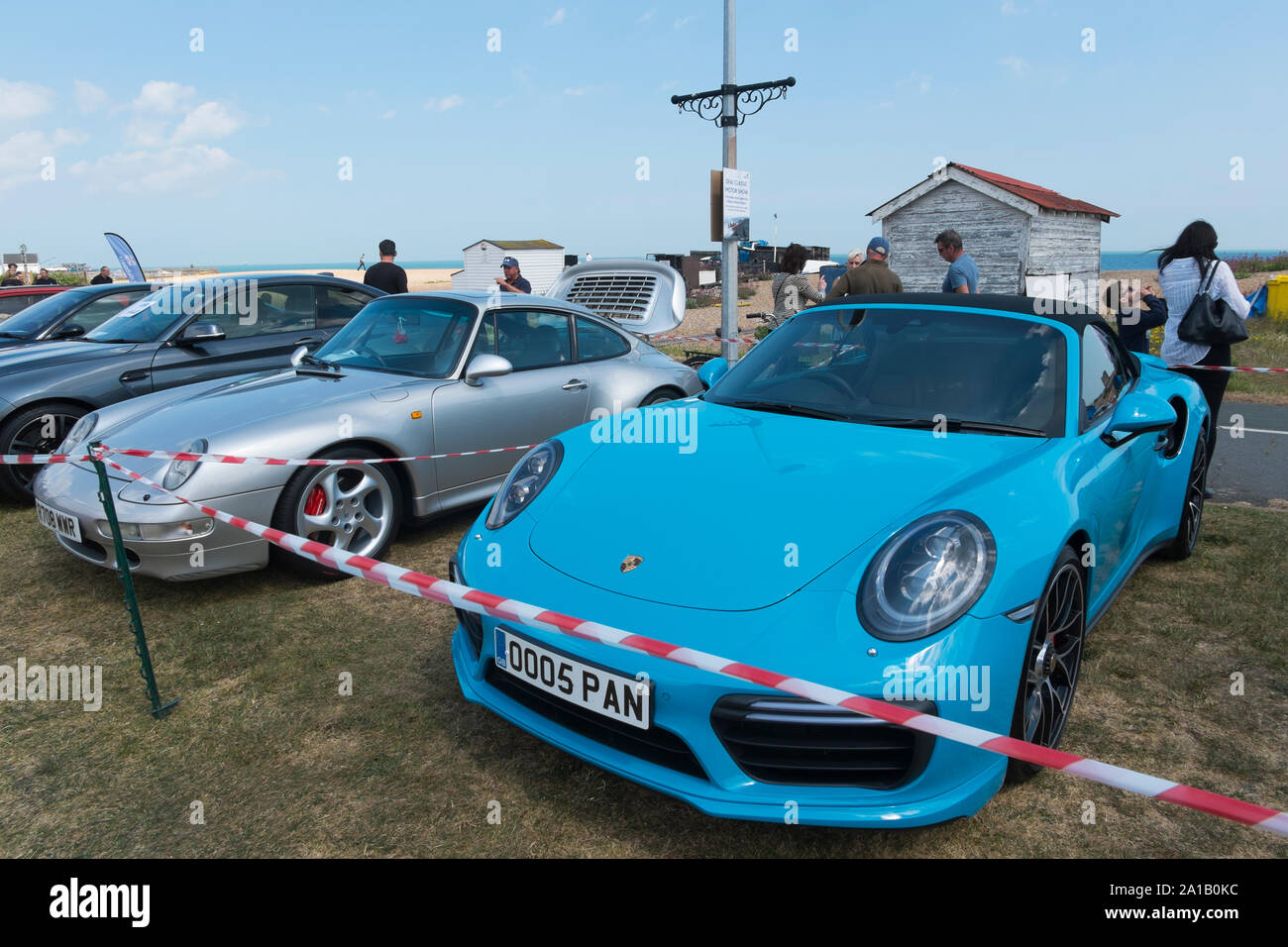 Zwei Porshes im Angebot Classic Motor Show auf Walmer Grün durch den Strand, Deal, Kent, Großbritannien Stockfoto