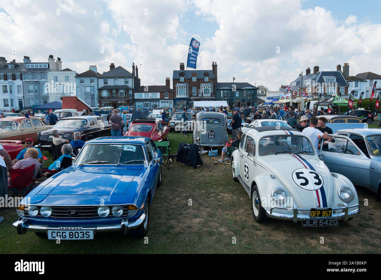 1970er VW Käfer auf Herbie Farben und 70er Triumph Stag im Angebot Classic Motor Show auf Walmer Grün durch den Strand, Deal, Kent, Großbritannien Stockfoto