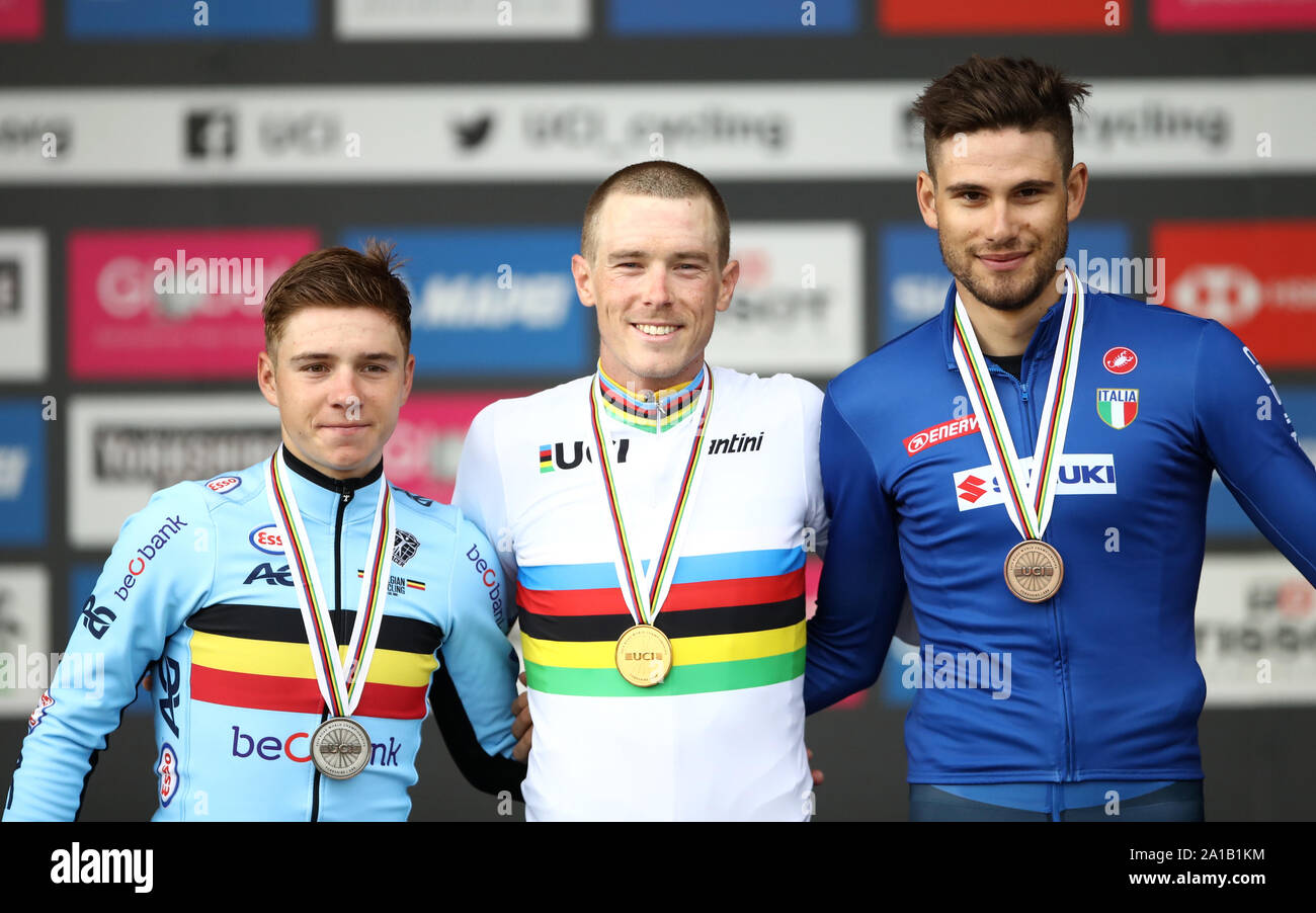 Australiens Rohan Dennis (Mitte) feiert auf dem Podium, nachdem er Gold neben silver Medaillenträger Belgien Remco Evenepoel (links) und Bronze Der medaillenträger Italien Filippo Ganna während der Männer Elite Einzelzeitfahren von Northallerton nach Harrogate. Stockfoto