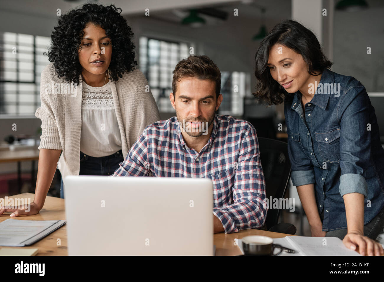 Verschiedene junge Designer online arbeiten mit einem Büro Laptop Stockfoto