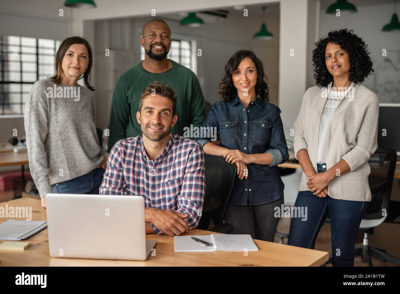 Lächelnd team von verschiedenen Designern gemeinsam in einem Büro Stockfoto