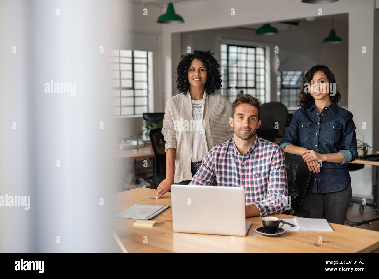 Vielfältige Gruppe von lächelnden Designer gemeinsam in einem Büro Stockfoto