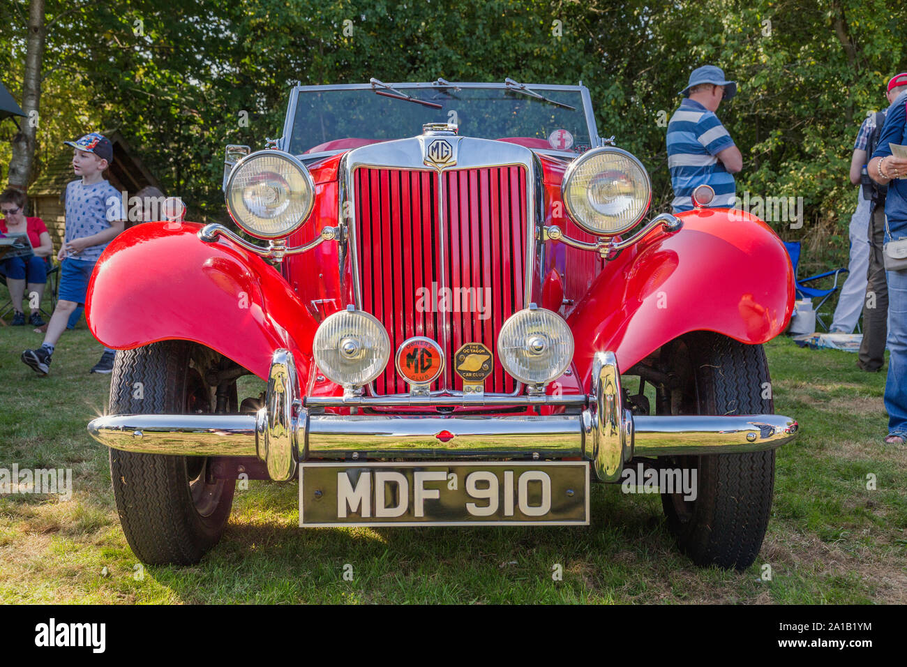 Ein rotes 1953 MG 1250 cc Britische Sportwagen ein Klassiker und Oldtimer Show in Belbroughton, UK. Stockfoto