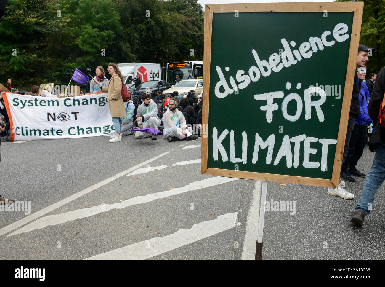 Deutschland, Hamburg City, Straßen blockieren nach Freitag für zukünftige Rallye, Banner System ändern nicht den Klimawandel und discobedience für das Klima, schwedisch: för klimatet/Deutschland, Hamburg, Sitzblockaden / Demo der Freitags - für die Zukunft / Alle fürs Klima 20.9.2019 Stockfoto