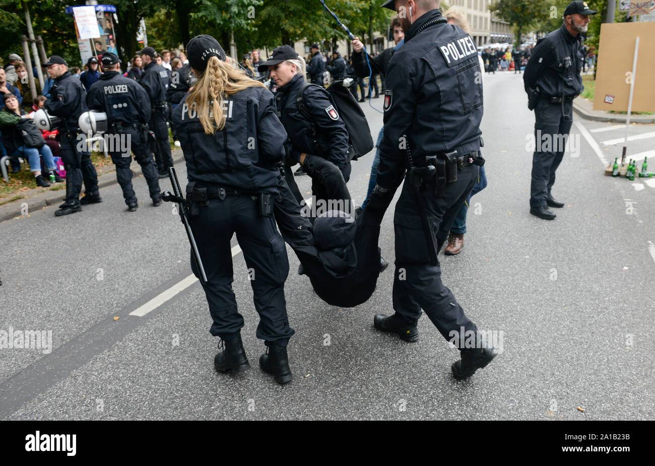 DEUTSCHLAND, Hamburg, Straßenblockade für das Klima und Polizeiaktionen nach Freitagen für zukünftige Kundgebung, Räumung einer Straßenblockade durch die Polizei Stockfoto