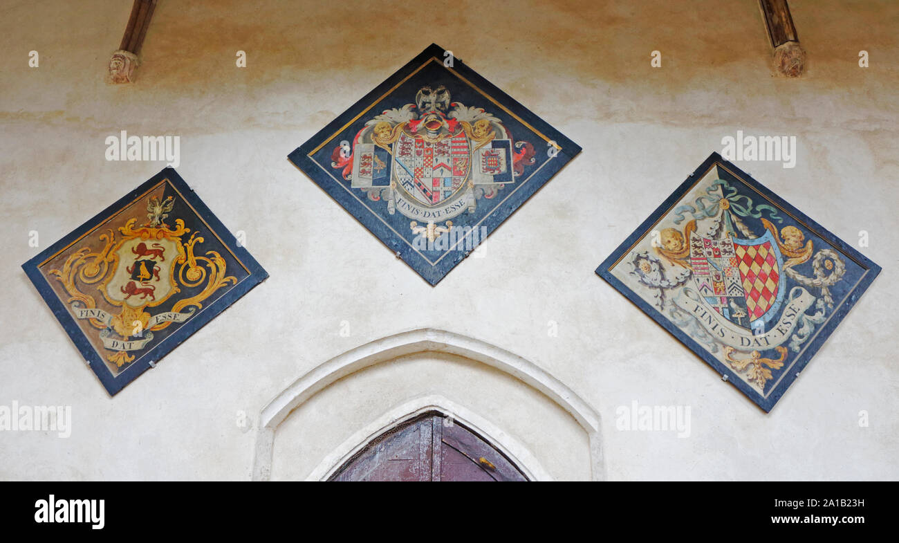 Drei hatchments Sir Berney Brograve Bt und seine beiden Frauen über der Tür gegen Mitternacht in der Kirche der Hl. Maria an Worstead, Norfolk, England, UK, Europa. Stockfoto