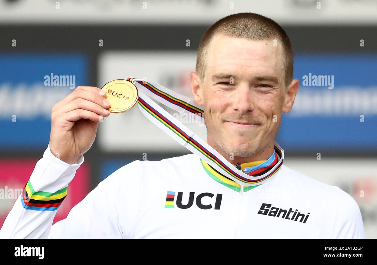 Australiens Rohan Dennis feiert auf dem Podium, nachdem er Gold während der Männer Elite Einzelzeitfahren von Northallerton nach Harrogate. Stockfoto