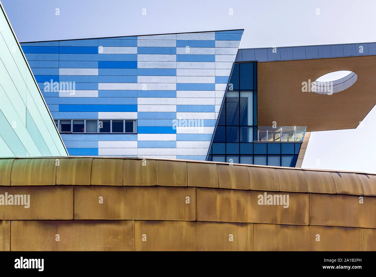 Ein Detail der Flickenteppich von Farben und kantig-modernen Design von Bournville Hochschule - Süd- & City College in Longbridge, Birmingham. Stockfoto