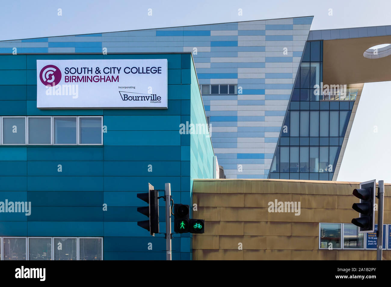 Ein Detail der Flickenteppich von Farben und kantig-modernen Design von Bournville Hochschule - Süd- & City College in Longbridge, Birmingham. Stockfoto