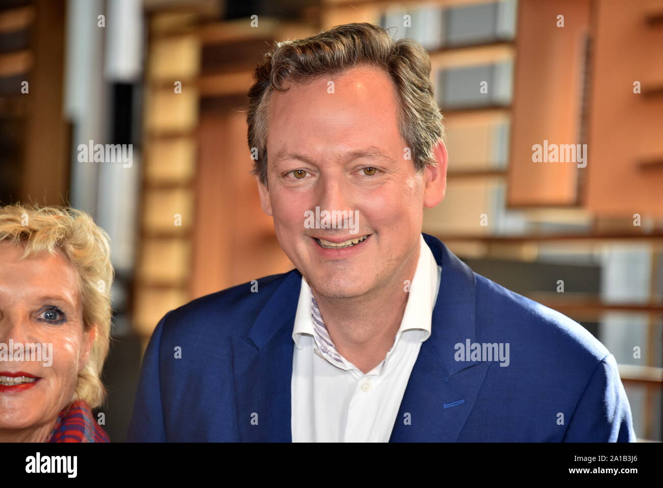 Köln, Deutschland. 25 Sep, 2019. Eckart von Hirschhausen stellt auf der Pressekonferenz für die ARD-Themenwoche 2019, der sich mit der "Zukunft der Bildung" vom 9. bis 16. November. Credit: Horst Galuschka/dpa/Alamy leben Nachrichten Stockfoto