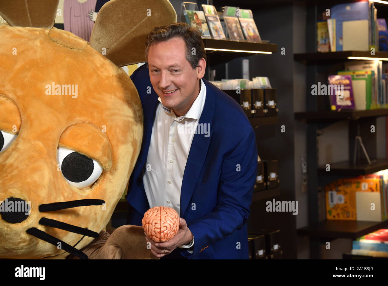 Köln, Deutschland. 25 Sep, 2019. Eckart von Hirschhausen wirft mit der Maus auf der Pressekonferenz für die ARD-Themenwoche 2019, der sich mit der "Zukunft der Bildung" vom 9. bis 16. November. Credit: Horst Galuschka/dpa/Alamy leben Nachrichten Stockfoto