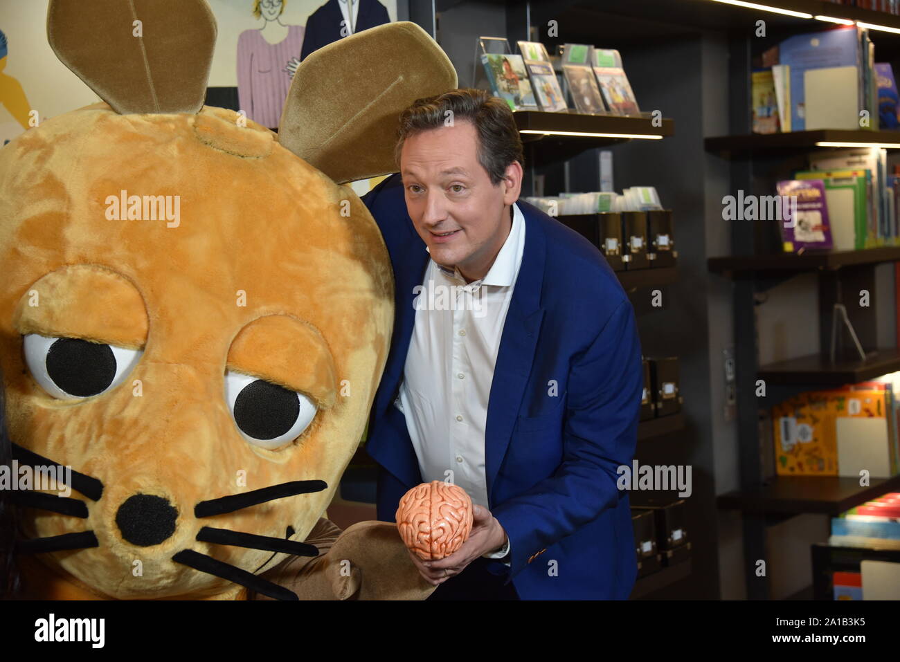 Köln, Deutschland. 25 Sep, 2019. Eckart von Hirschhausen wirft mit der Maus auf der Pressekonferenz für die ARD-Themenwoche 2019, der sich mit der "Zukunft der Bildung" vom 9. bis 16. November. Credit: Horst Galuschka/dpa/Alamy leben Nachrichten Stockfoto