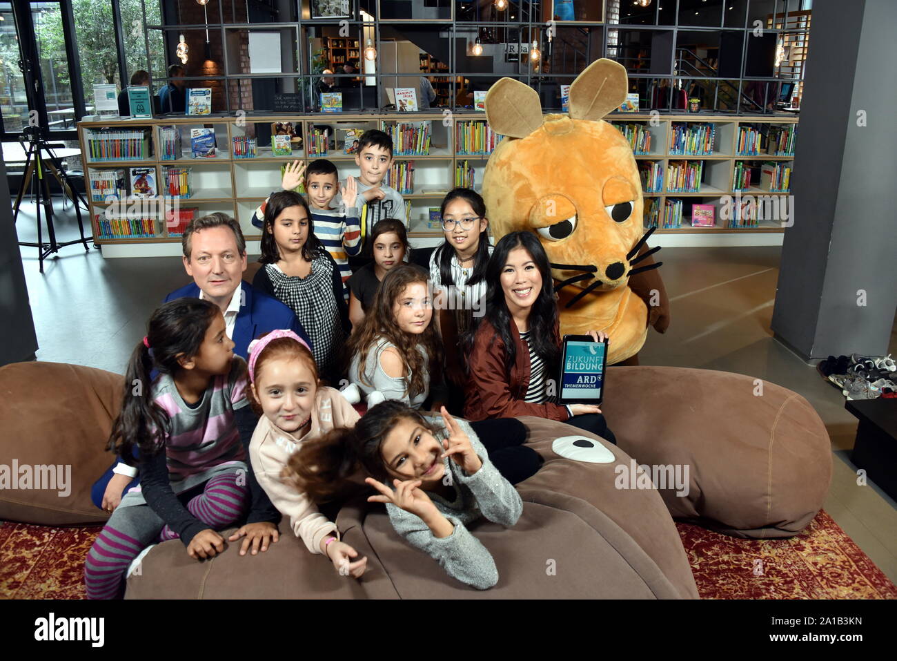 Köln, Deutschland. 25 Sep, 2019. Moderatoren Eckart von Hirschhausen und Mai Thi Nguyen-Kim, die Maus und die Kinder darstellen auf der Pressekonferenz für die ARD-Themenwoche 2019, der sich mit der "Zukunft der Bildung" vom 9. bis 16. November. Credit: Horst Galuschka/dpa/Alamy leben Nachrichten Stockfoto