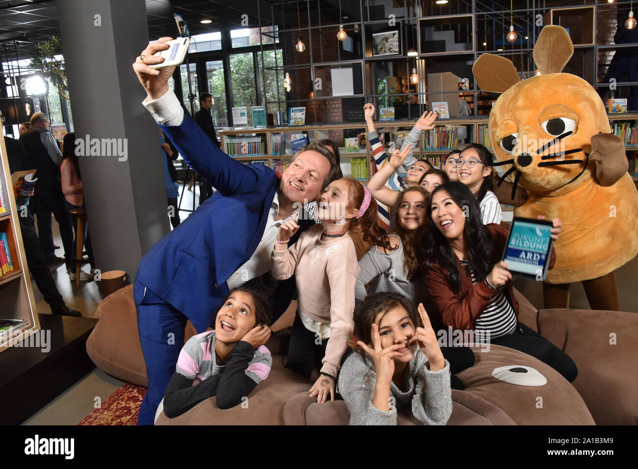 Köln, Deutschland. 25 Sep, 2019. Moderatoren Eckart von Hirschhausen und Mai Thi Nguyen-Kim, die Maus und die Kinder darstellen auf der Pressekonferenz für die ARD-Themenwoche 2019, der sich mit der "Zukunft der Bildung" vom 9. bis 16. November. Credit: Horst Galuschka/dpa/Alamy leben Nachrichten Stockfoto