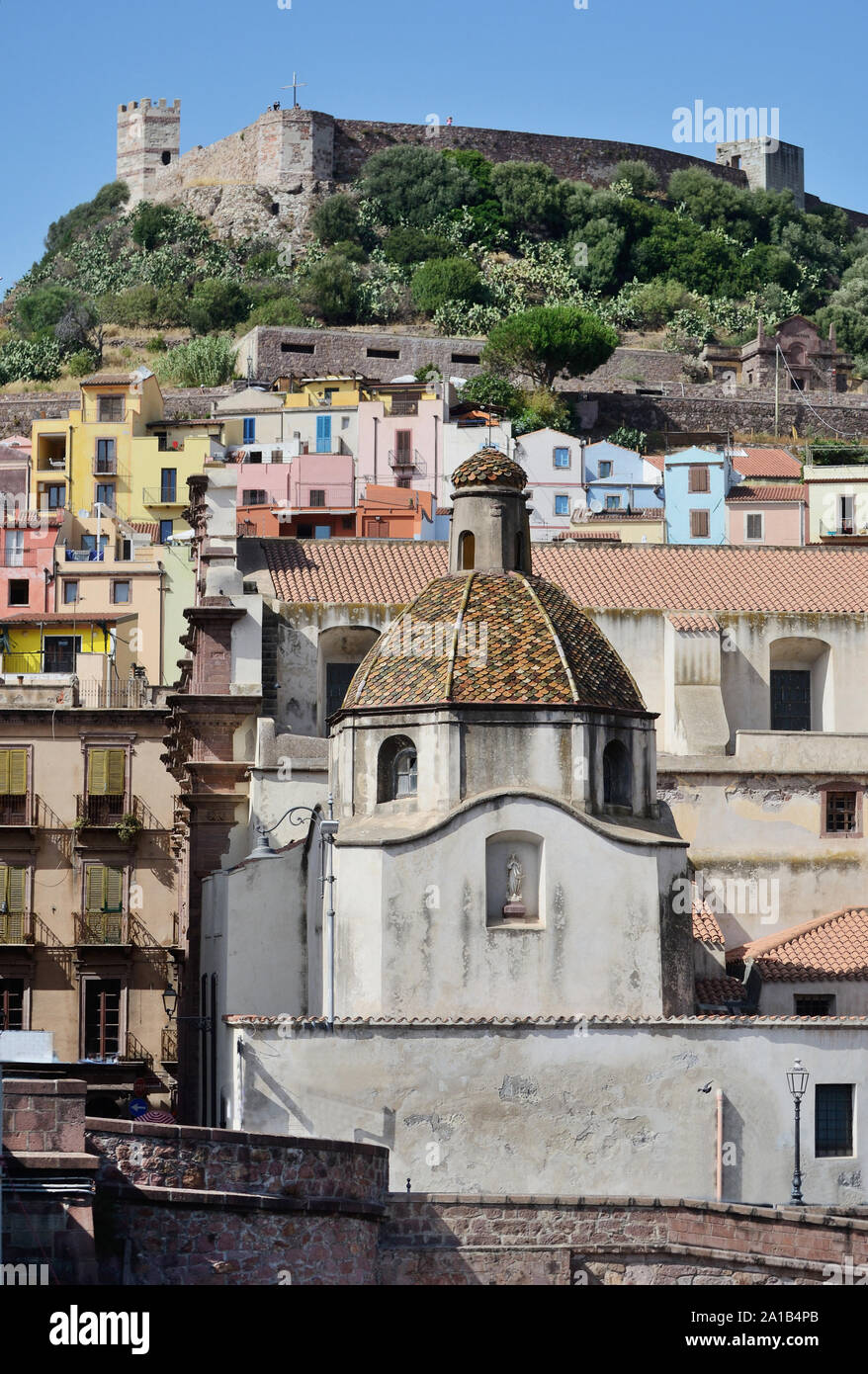 Malerischer Blick auf Bosa Altstadt im Norden Sardiniens, mit seinen bunten Gebäuden und der Malaspina im Hintergrund das Schloss, an einem sonnigen Sommertag Stockfoto
