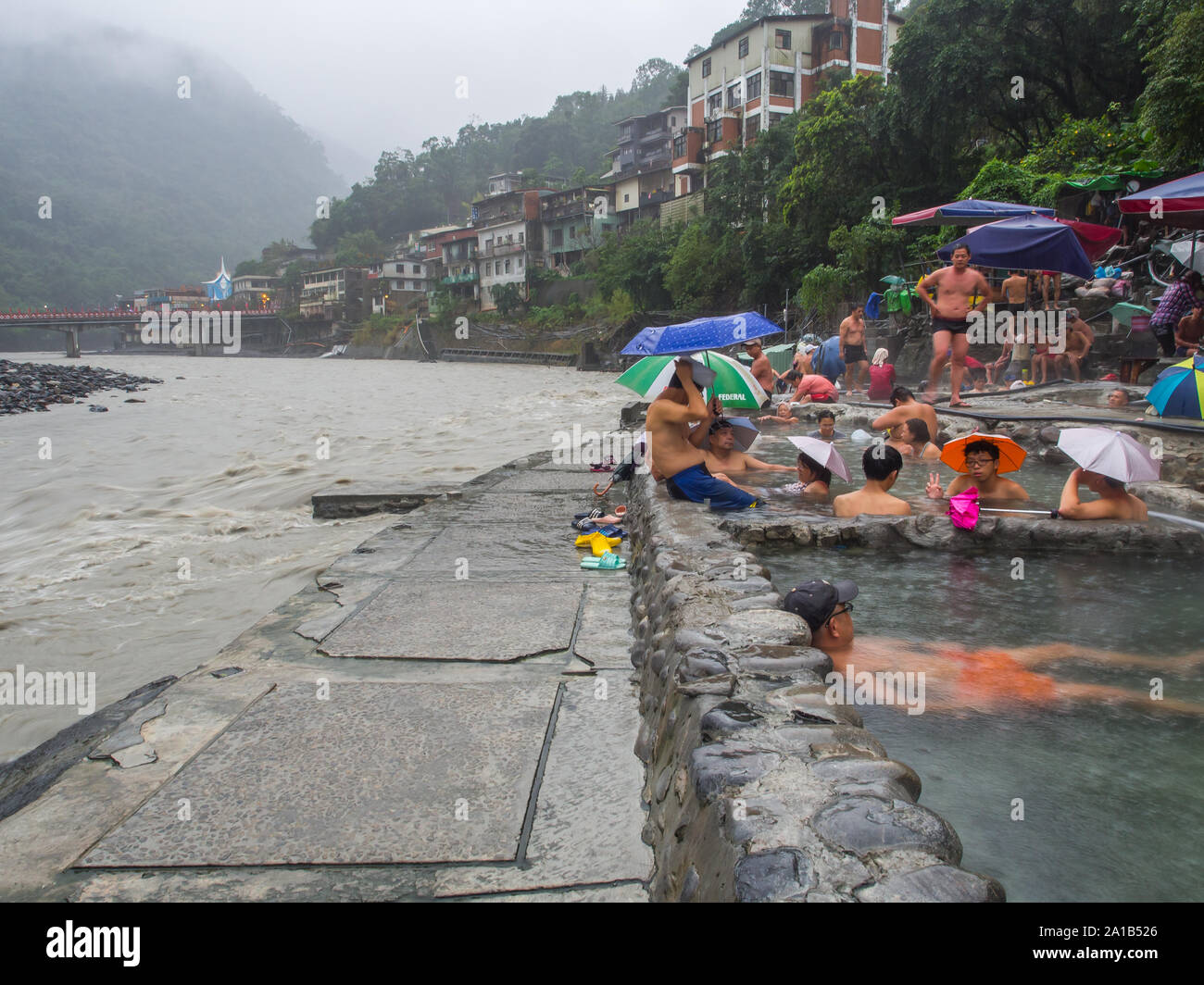 Wulai, Taiwan - 9. Oktober 2016: Öffentliche Schwimmbäder mit Wasser aus heißen Quellen während der regnerischen Tag. Stockfoto