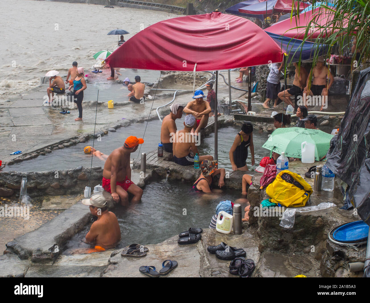 Wulai, Taiwan - 9. Oktober 2016: Öffentliche Schwimmbäder mit Wasser aus heißen Quellen während der regnerischen Tag. Stockfoto