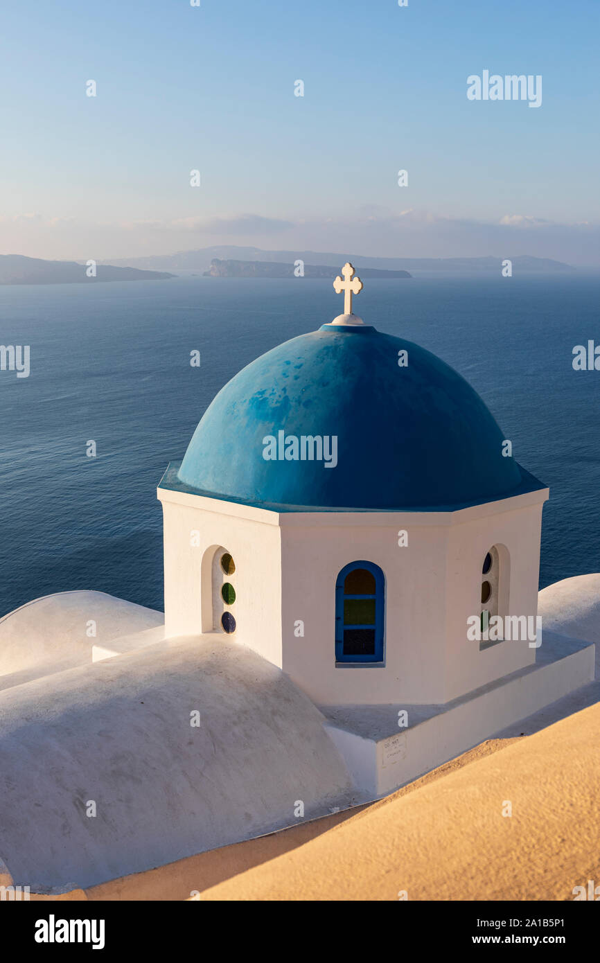 Kirche des Hl. Nikolaos eines der blauen Kuppeln der Kirchen in Oia, Santorini Stockfoto