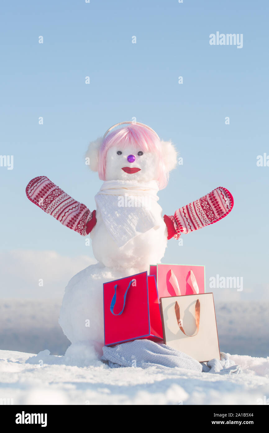 Schneemann Mädchen im Winter rosa Perücke Haar mit Tasche. Weihnachten und Winter Fashion. Xmas- oder Weihnachtsfeier, pack. Happy Holiday Feier. Neue Ja Stockfoto
