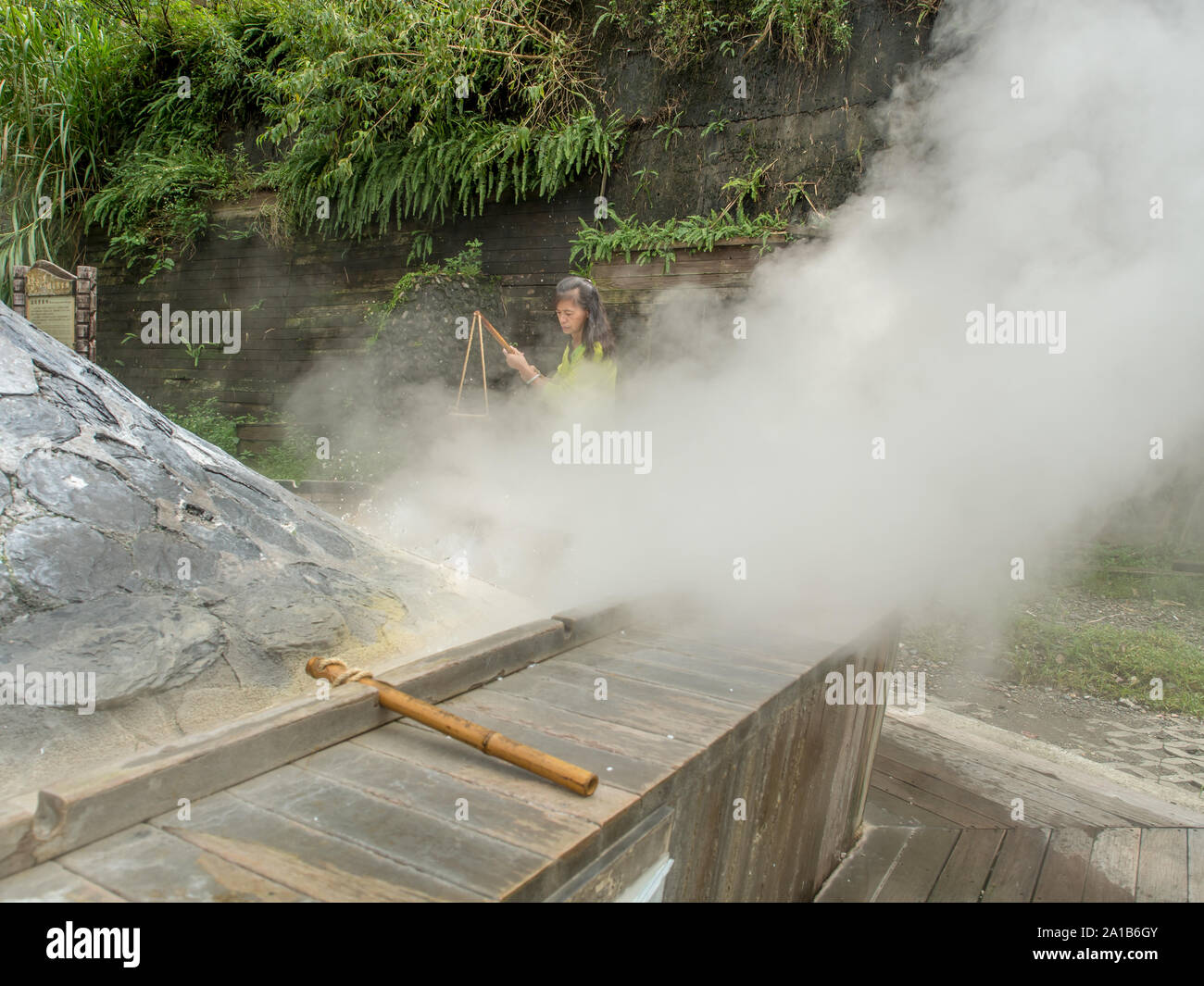 Taiping Berg, Taiwan - 15. Oktober 2016: Eier und Gemüse im Wasser der heißen Quellen in Taiwan gekocht wird. Jioujhihze Hot Spring (Lenzhir H Stockfoto