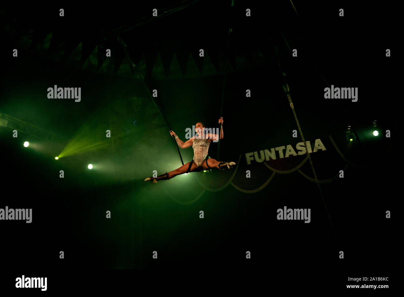 Zirkusdarsteller unter Zelt in Scheinwerfern Stockfoto