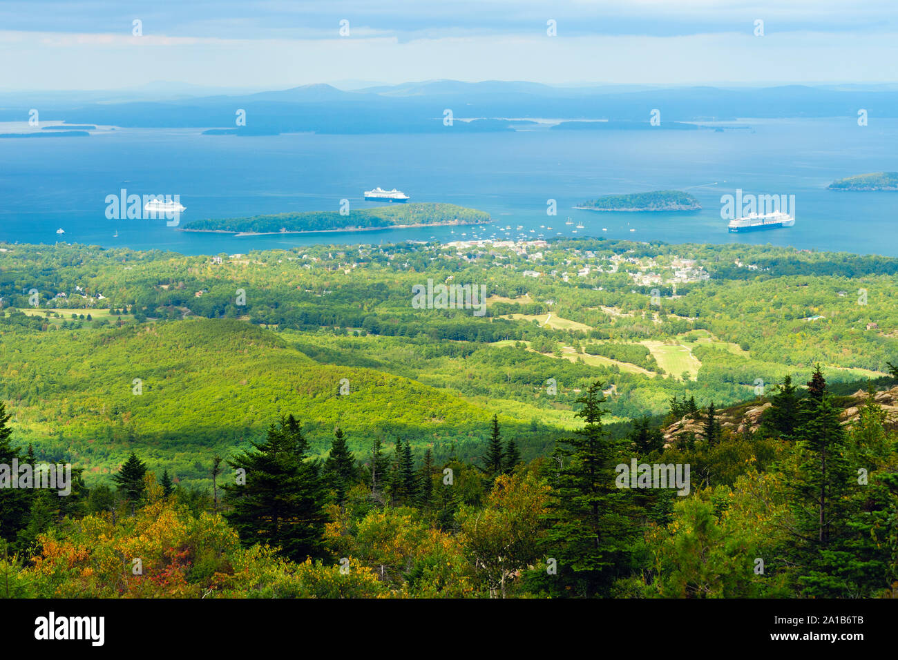 Kreuzfahrtschiffe in der Franzose Bucht, Bar Harbor, Maine, von der Oberseite des Cadillac Mountain, Acadia National Park gesehen. Stockfoto