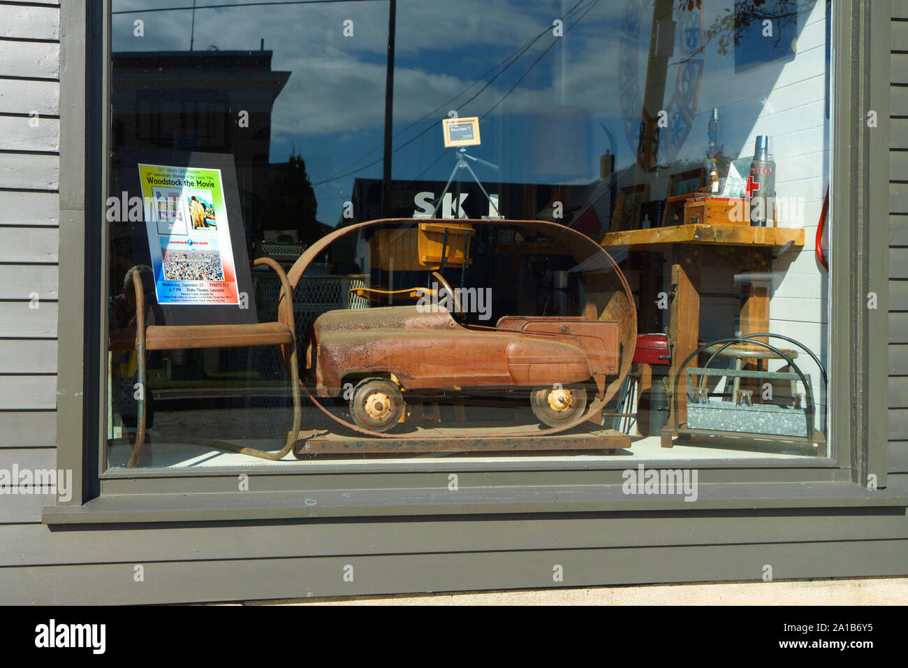 Alte und rostige pedal Spielzeugauto im Fenster einer Antique Shop in New Hampshire, USA angezeigt. Stockfoto