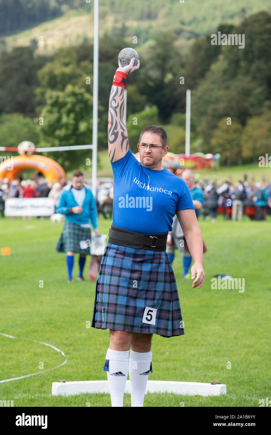 Konkurrent, den Schuß an Peebles highland games. Scottish Borders, Schottland Stockfoto