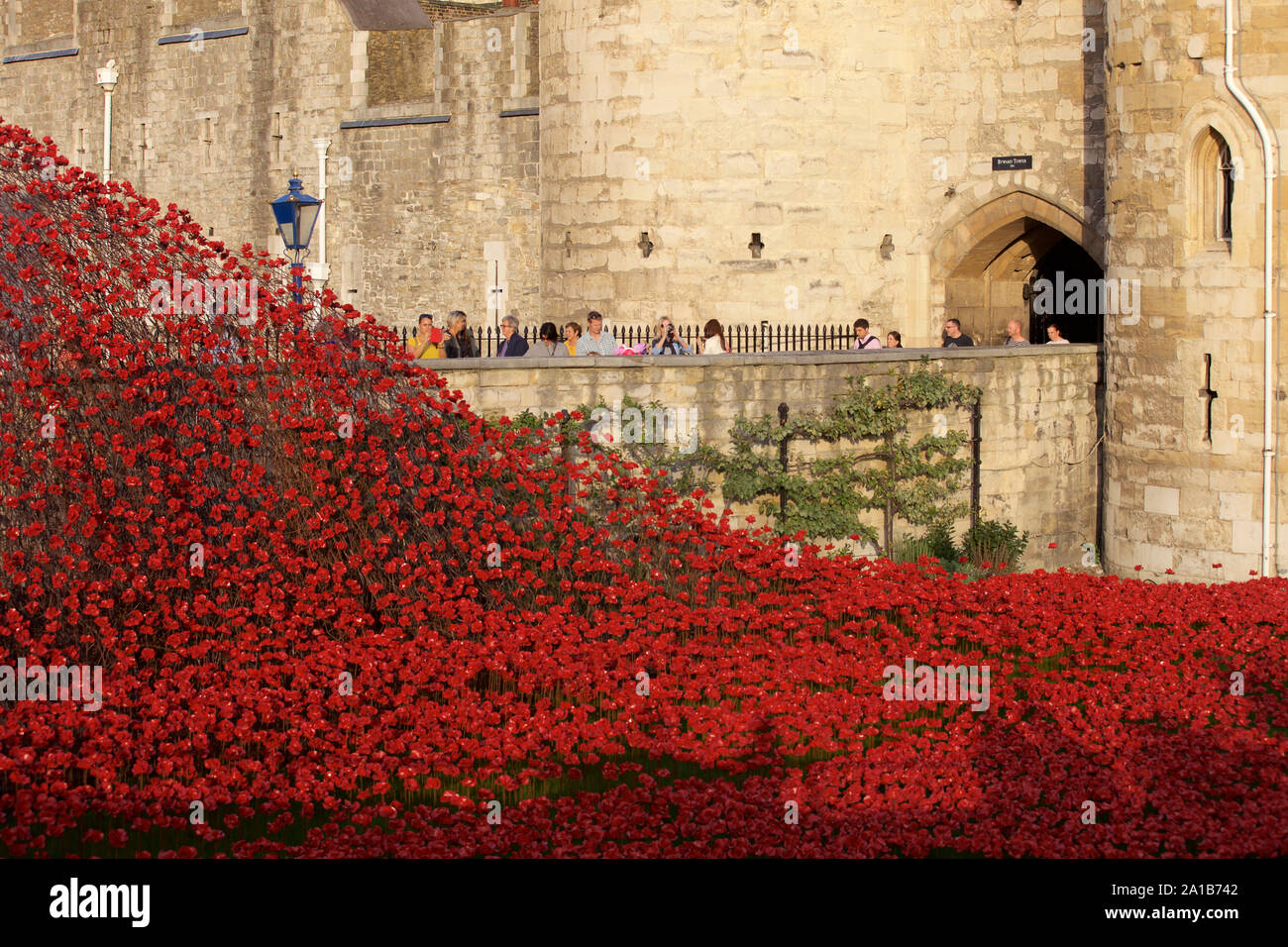 Blut fegte Länder und Meere der Roten Installation am Tower von London Kennzeichnung 100 Jahre seit dem 1. Weltkrieg. Stockfoto