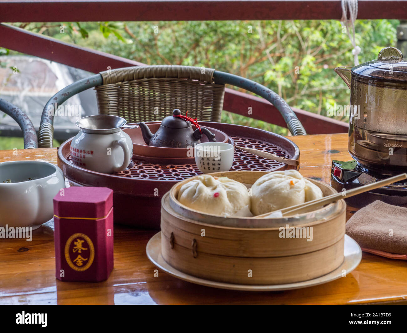 Maokong, Taiwan - 19. Oktober 2016: Ein Teetisch mit Zubehör in einem örtlichen Teehaus auf den Hügeln von Maokong Taiwan gongfu Stockfoto