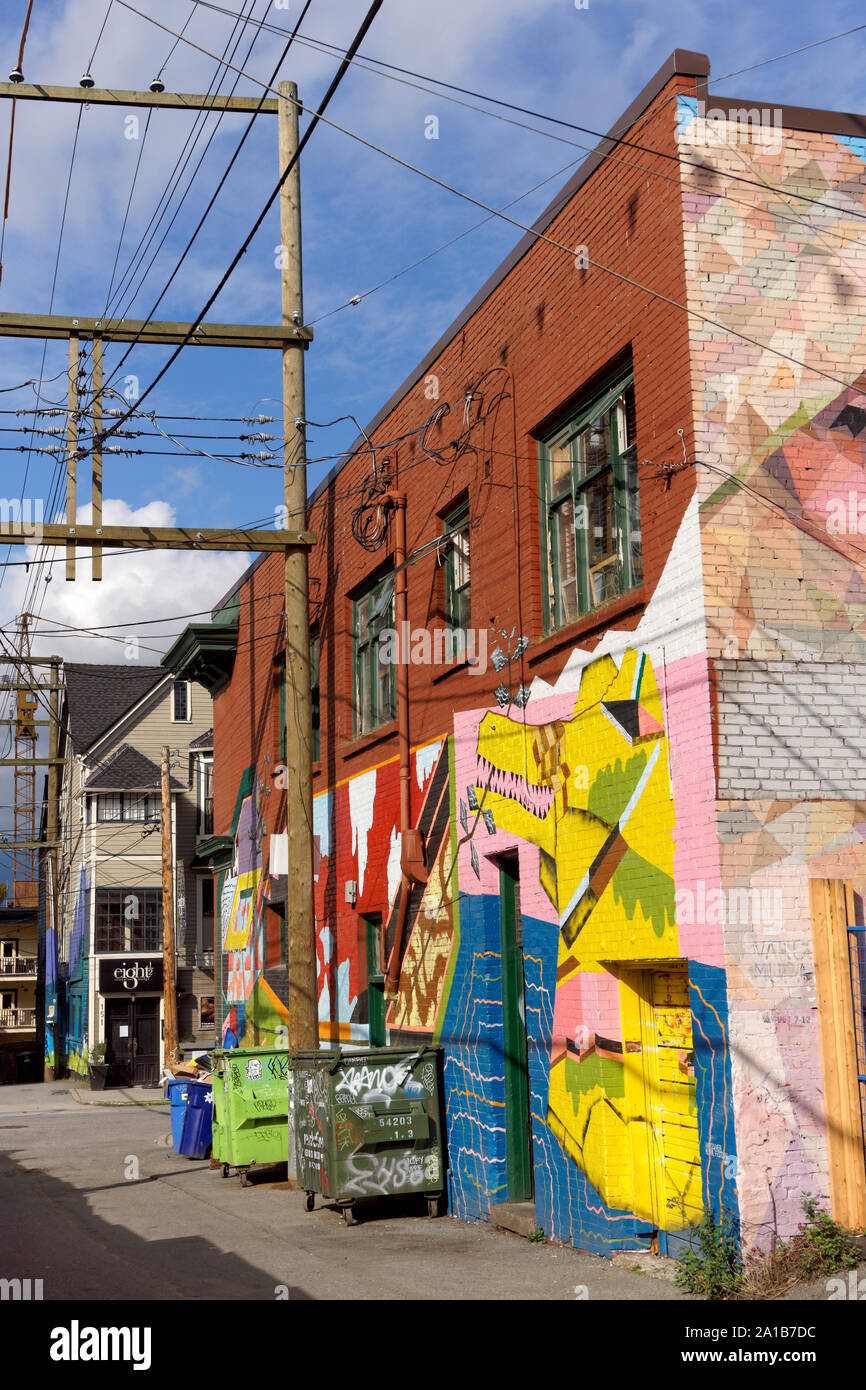 Bunte Gasse in Mount Pleasant mit Gebäuden während der jährlichen Vancouver Wandbild Festival, Vancouver, BC, Kanada lackiert Stockfoto