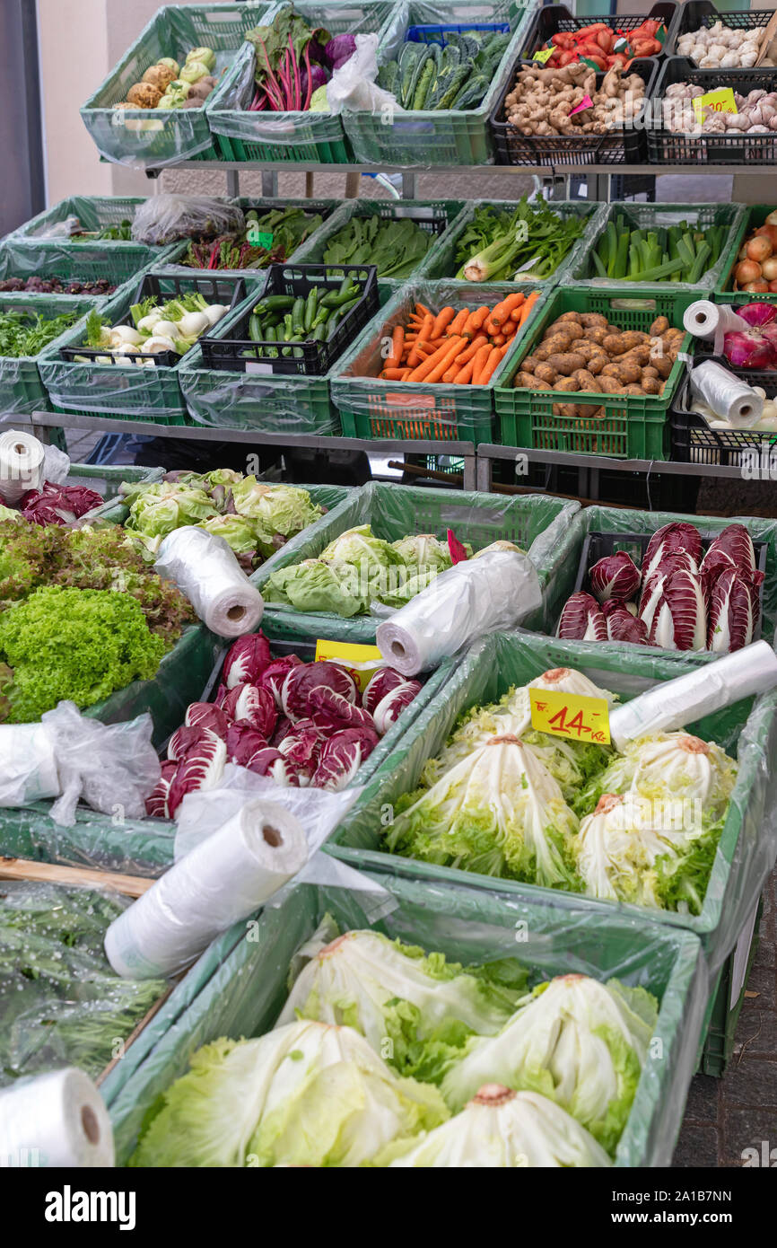 Frische Salate grünen Gemüse am Marktstand Stockfoto