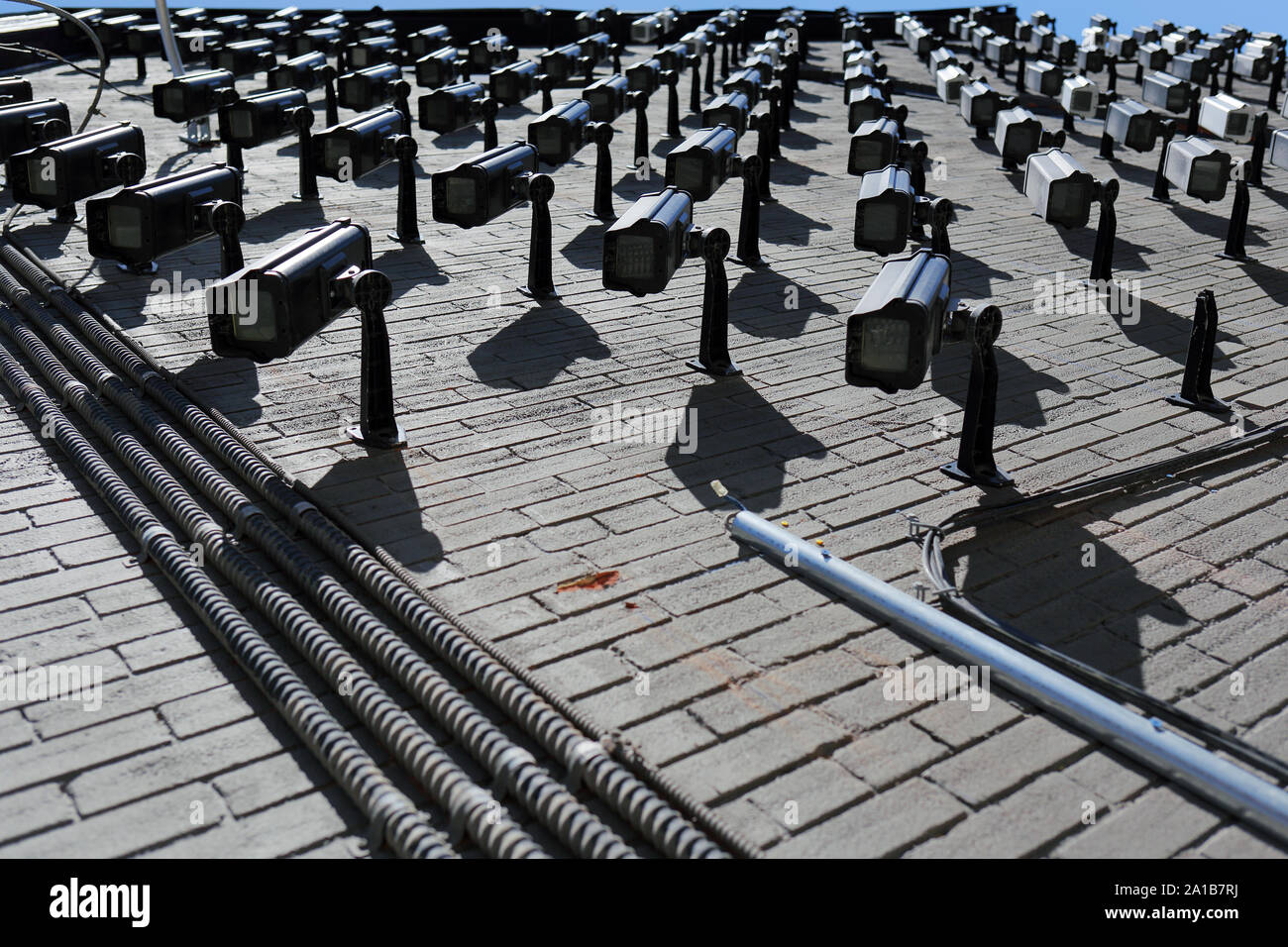 Wand bedeckte in Überwachungskameras. Stockfoto