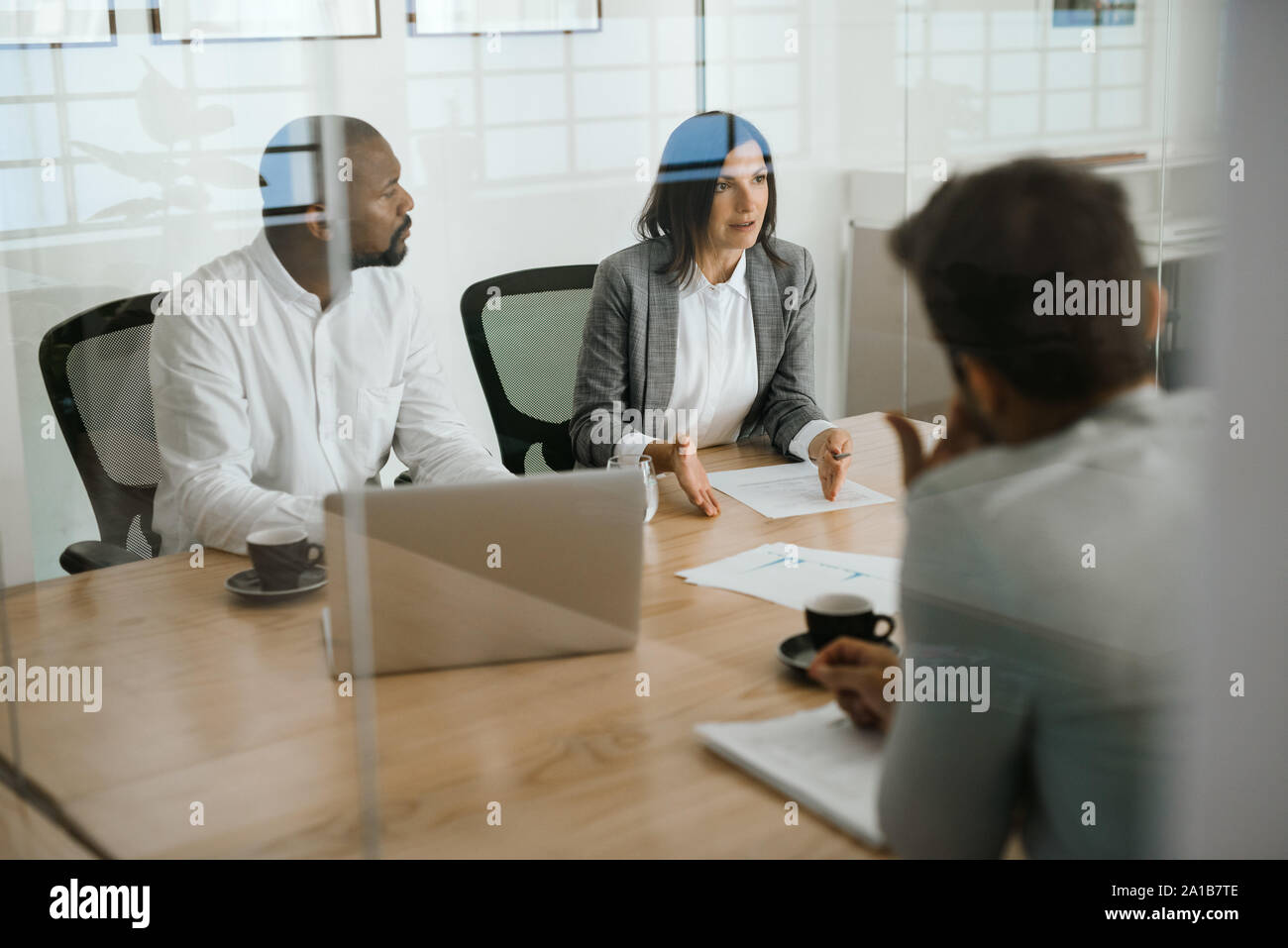 Diverse Geschäftsleute sprechen zusammen in einem Büro Sitzung Stockfoto