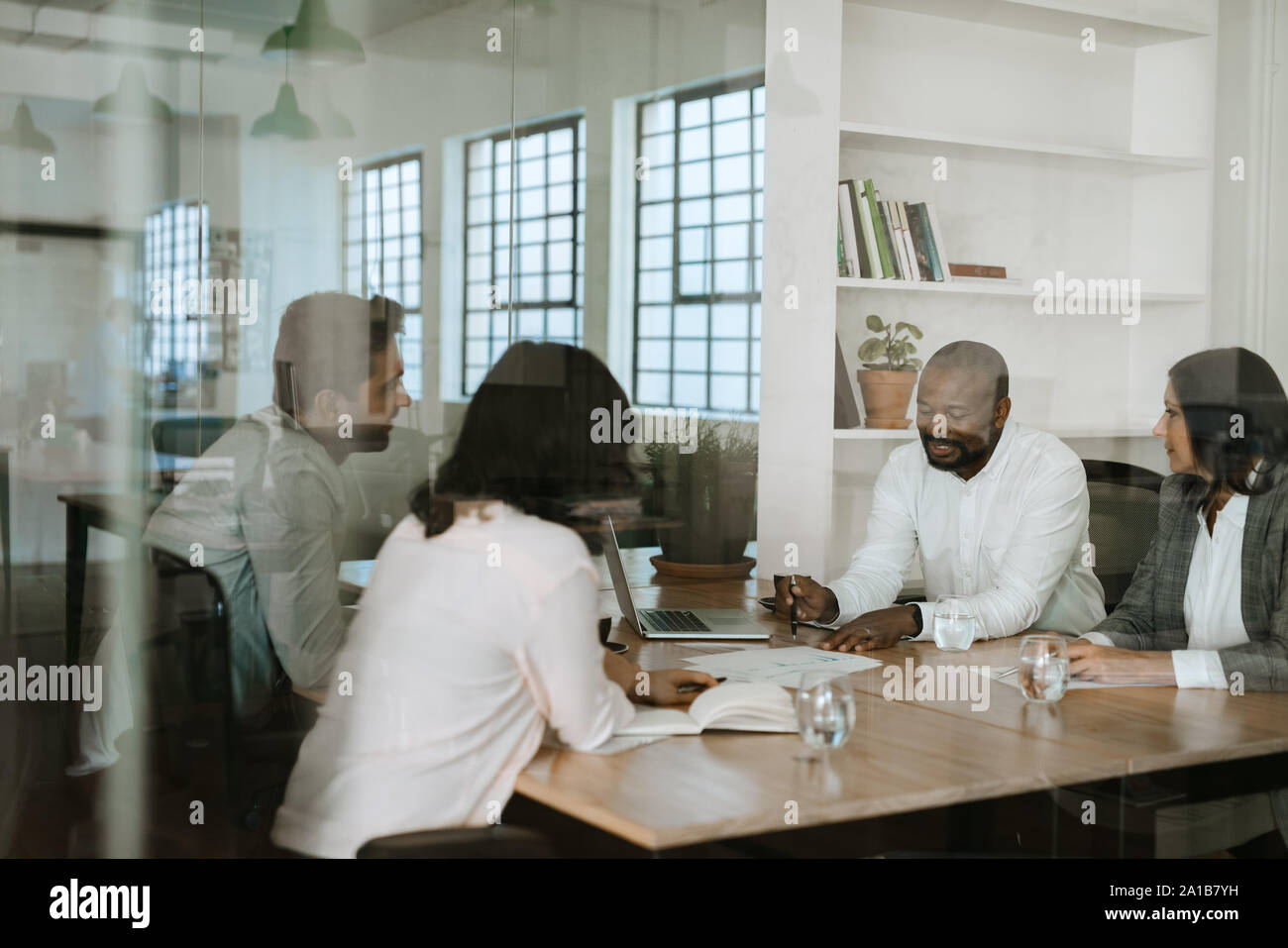 Diverse Geschäftsleute arbeiten gemeinsam in einem Büro Sitzung Stockfoto