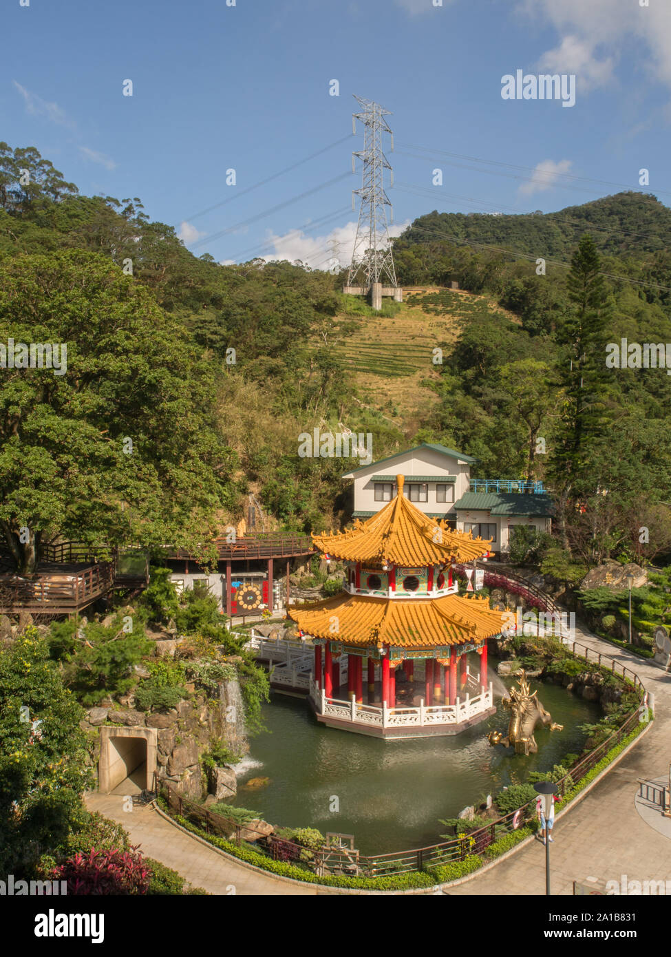 Farbenprächtige Pagode und Gold Drache in der Nähe des Zhinan Temple Station der Gondelbahn Maokong, Taipei, Taiwan. Asien. Stockfoto