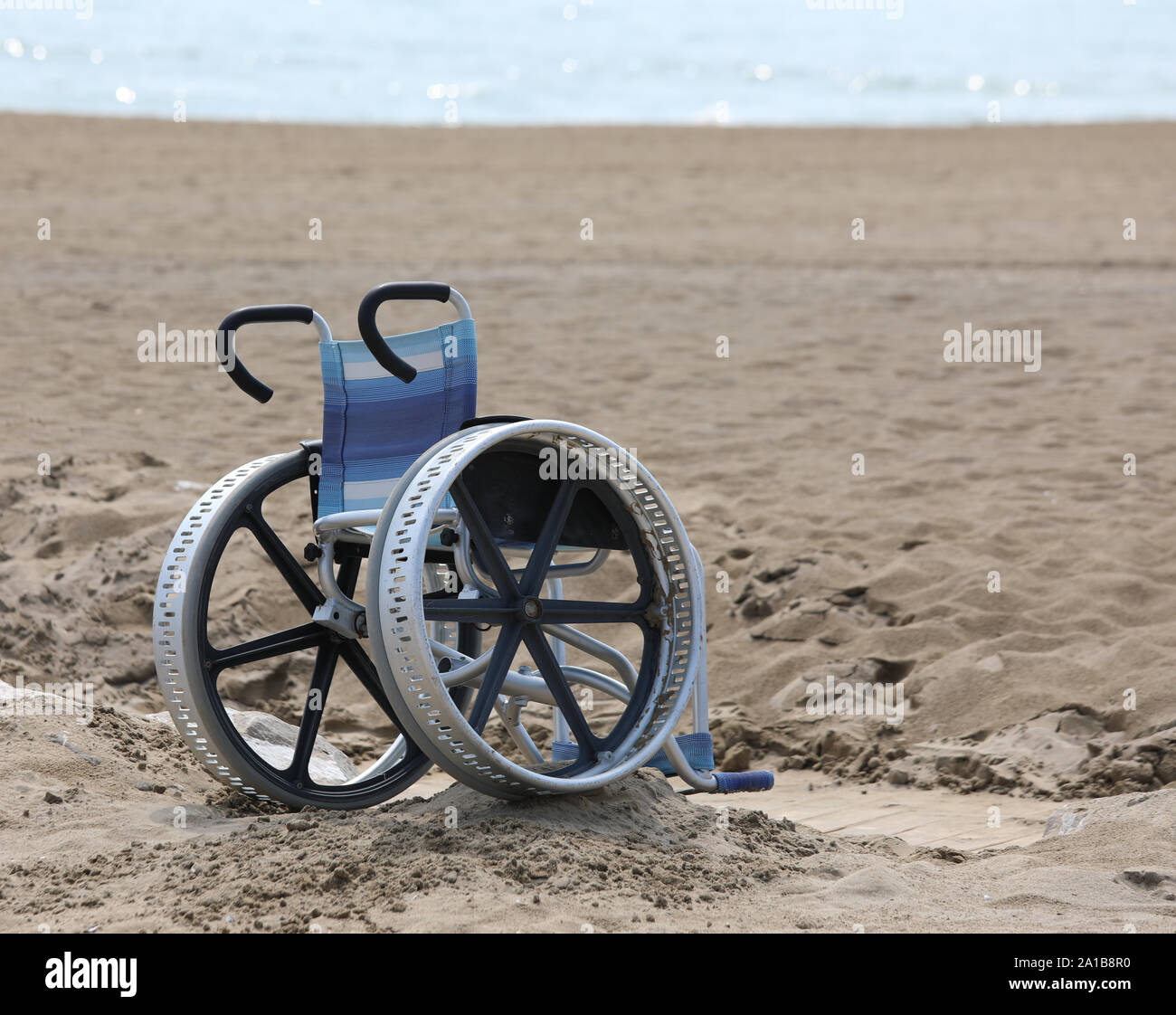 Rollstuhl mit großen Metall Räder auf dem Strand im Sommer ohne Menschen  Stockfotografie - Alamy