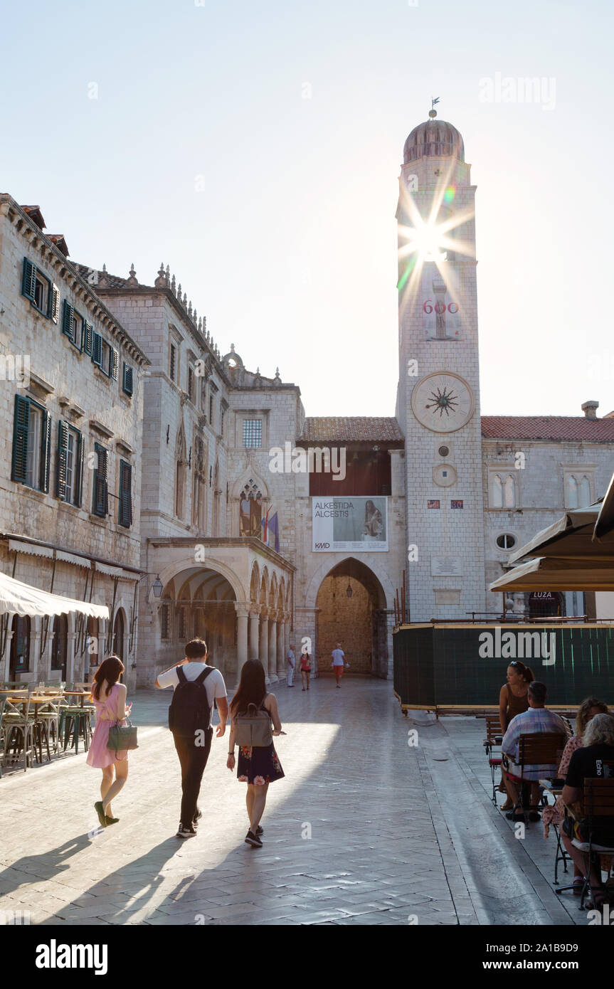 Dubrovnik Stradun, Morgen Sonne durch den Glockenturm mit leuchtenden, Hauptstraße Stradun, die Altstadt von Dubrovnik UNESCO Weltkulturerbe Dubrovnik, Kroatien Stockfoto