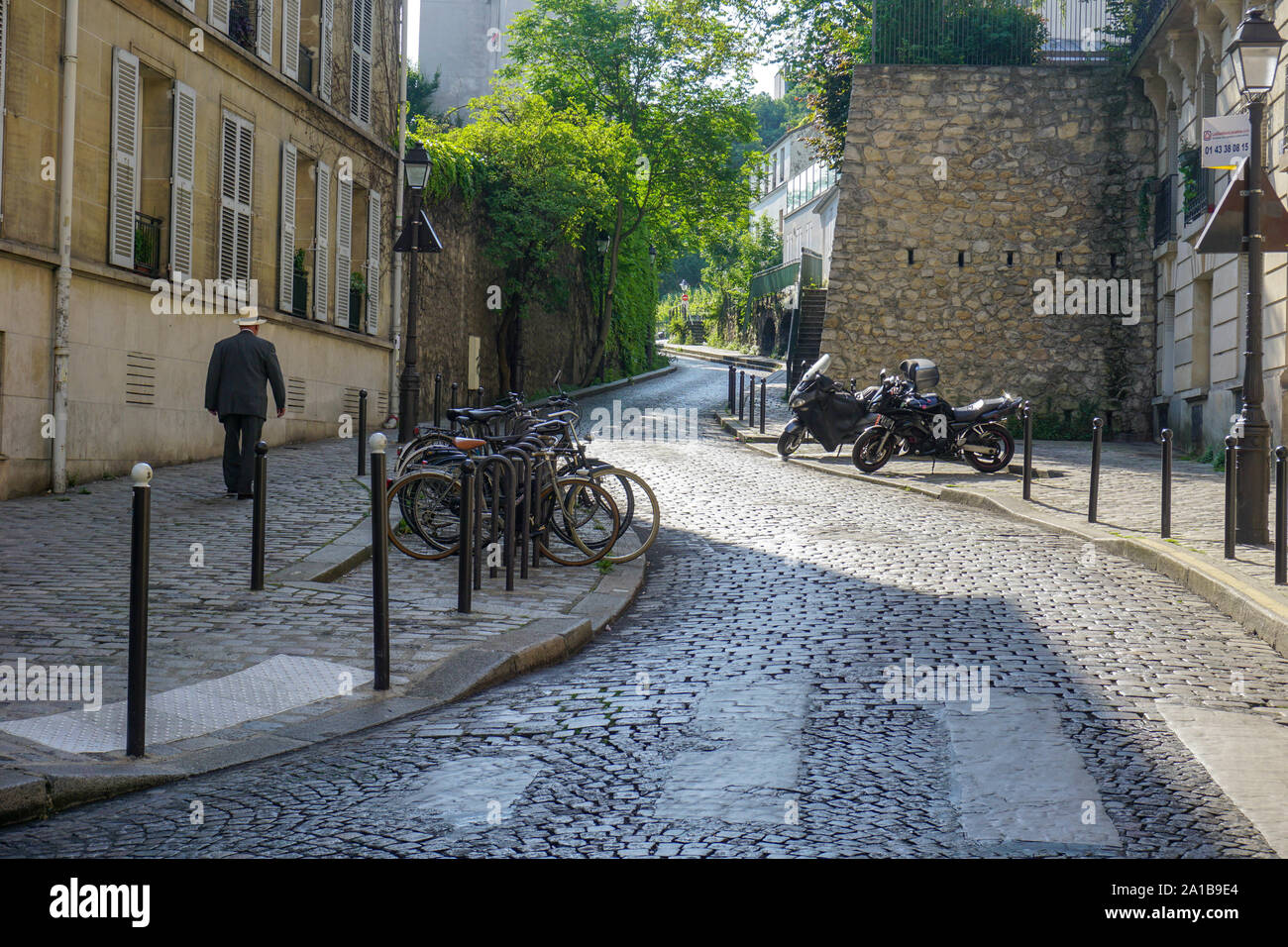 "Am frühen Morgen Pariser Bummel" Diese Aufnahme wurde in Montmartre während eines frühen Morgens spazieren. Die Straße war leer, aber für mich und die Gentleman. Stockfoto
