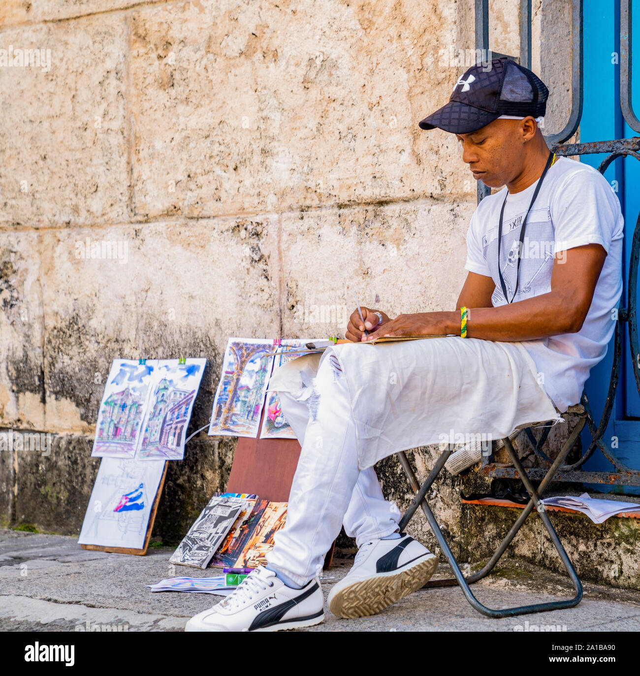 Havanna, Kuba - Januar 2, 2019: die kubanische Künstlerin zeichnen und seine Kunstwerke in der Altstadt von Havanna, Kuba zu verkaufen. Stockfoto