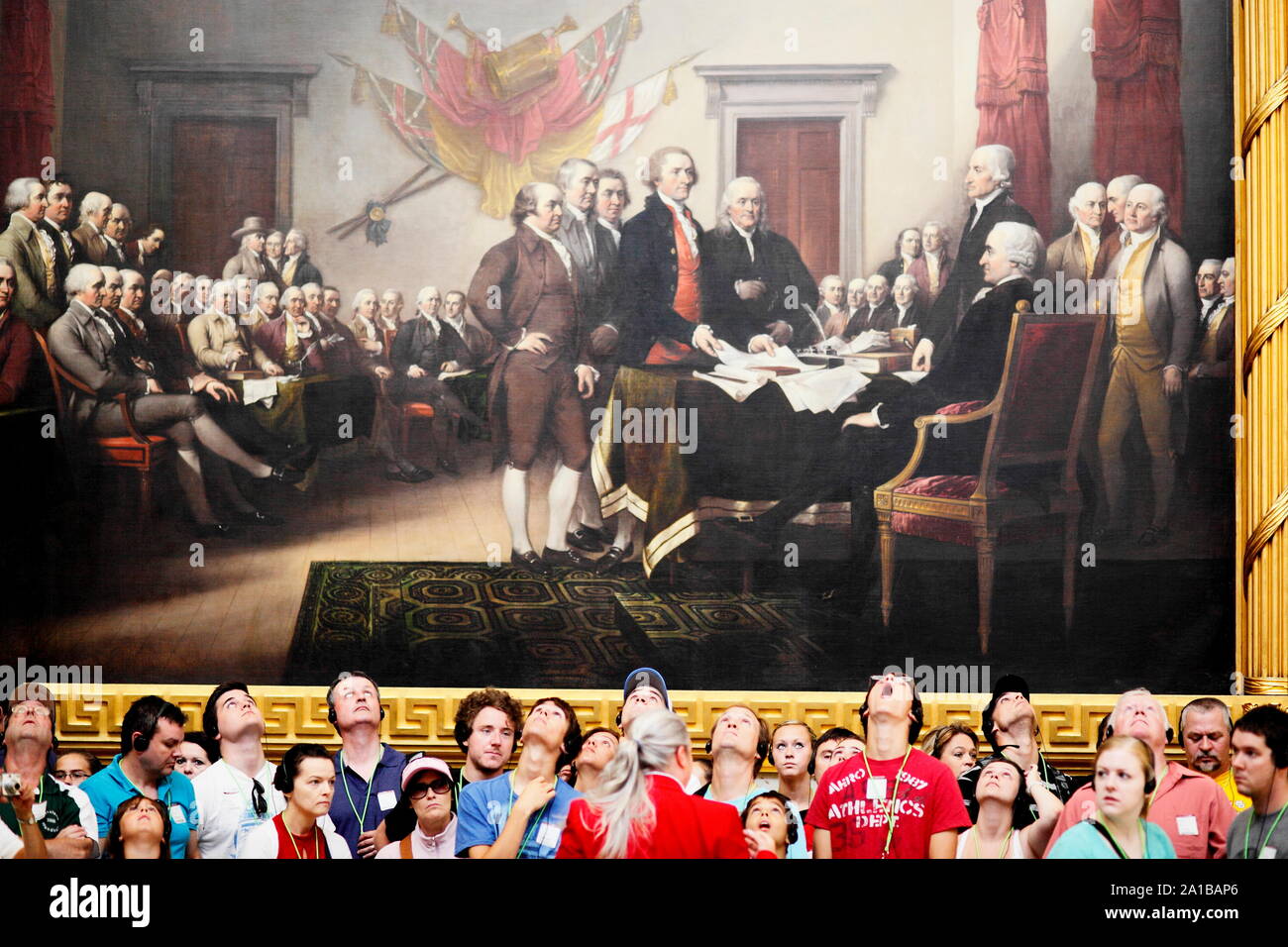 Touristen freuen sich auf ein Gemälde der Gründerväter in der Rotunde des United States Capitol. Während die Schuldenbremse Tauziehen, die Amerikaner Vertrauen im Kongress zurück. Das Gemälde von John Trumbull ist mit dem Titel "Die Erklärung der Unabhängigkeit" und 1817 Auftraggeber war. Stockfoto