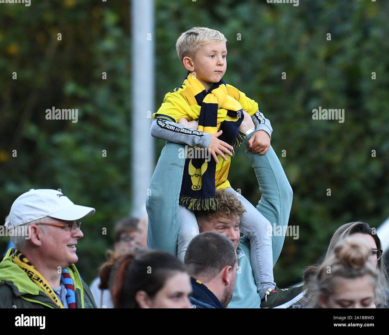 Oxford, UK. 25 Sep, 2019. Englische Fußball-Liga Cup, Carabao Becher; Oxford United gegen West Ham United; ein junger Oxford United Fan Uhren die Spieler ankommen - Streng redaktionelle Verwendung. Keine Verwendung mit nicht autorisierten Audio-, Video-, Daten-, Spielpläne, Verein/liga Logos oder "live" Dienstleistungen. On-line-in-Match mit 120 Bildern beschränkt, kein Video-Emulation. Keine Verwendung in Wetten, Spiele oder einzelne Verein/Liga/player Publikationen Quelle: Aktion Plus Sport Bilder/Alamy Live News Credit: Aktion Plus Sport Bilder/Alamy leben Nachrichten Stockfoto