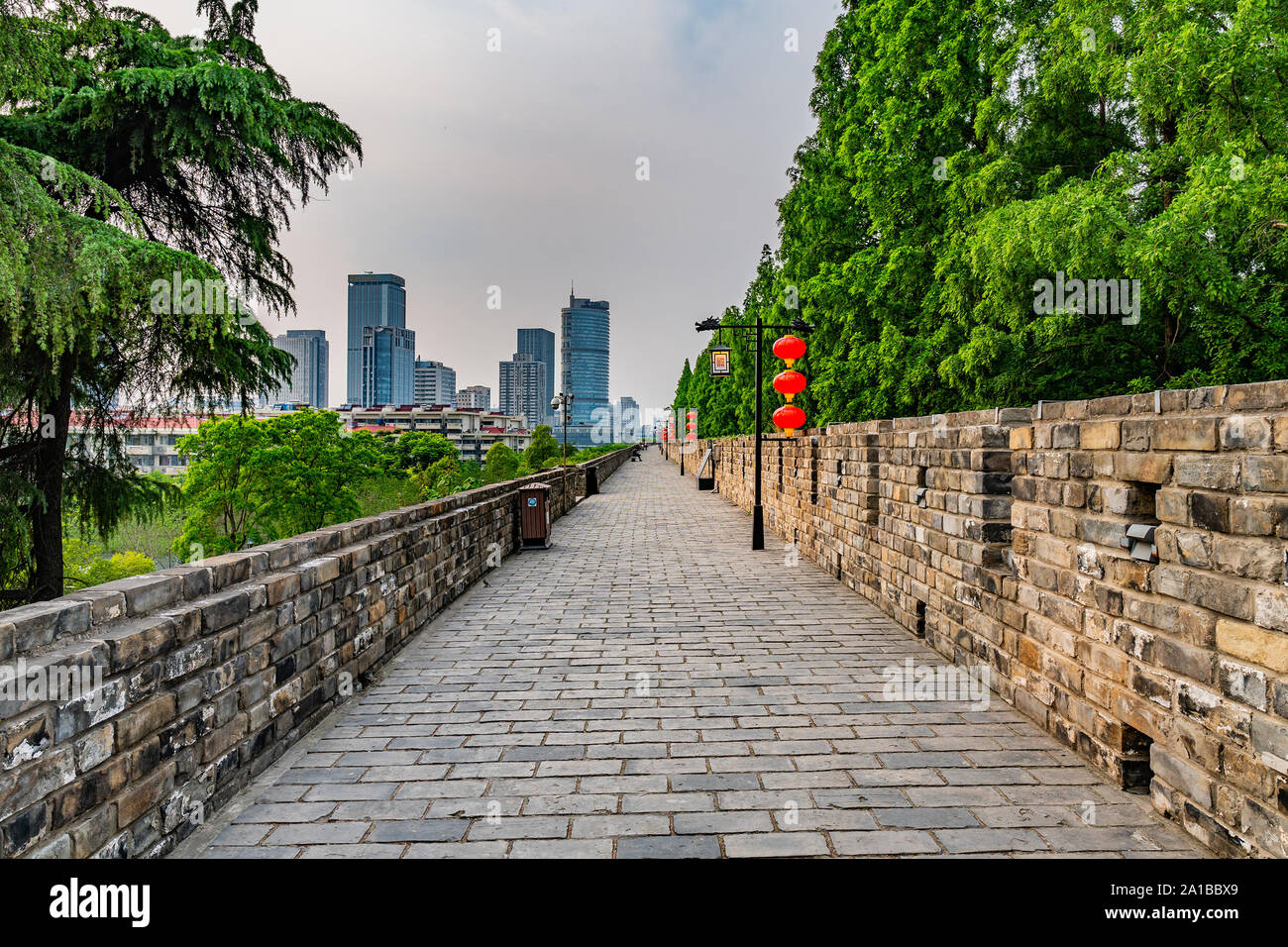 Nanjing Chengqiang Ming Stadt Mauer führende Leitungen während der Mauer Straße mit Lampions Nachmittag Sonnenuntergang Stockfoto