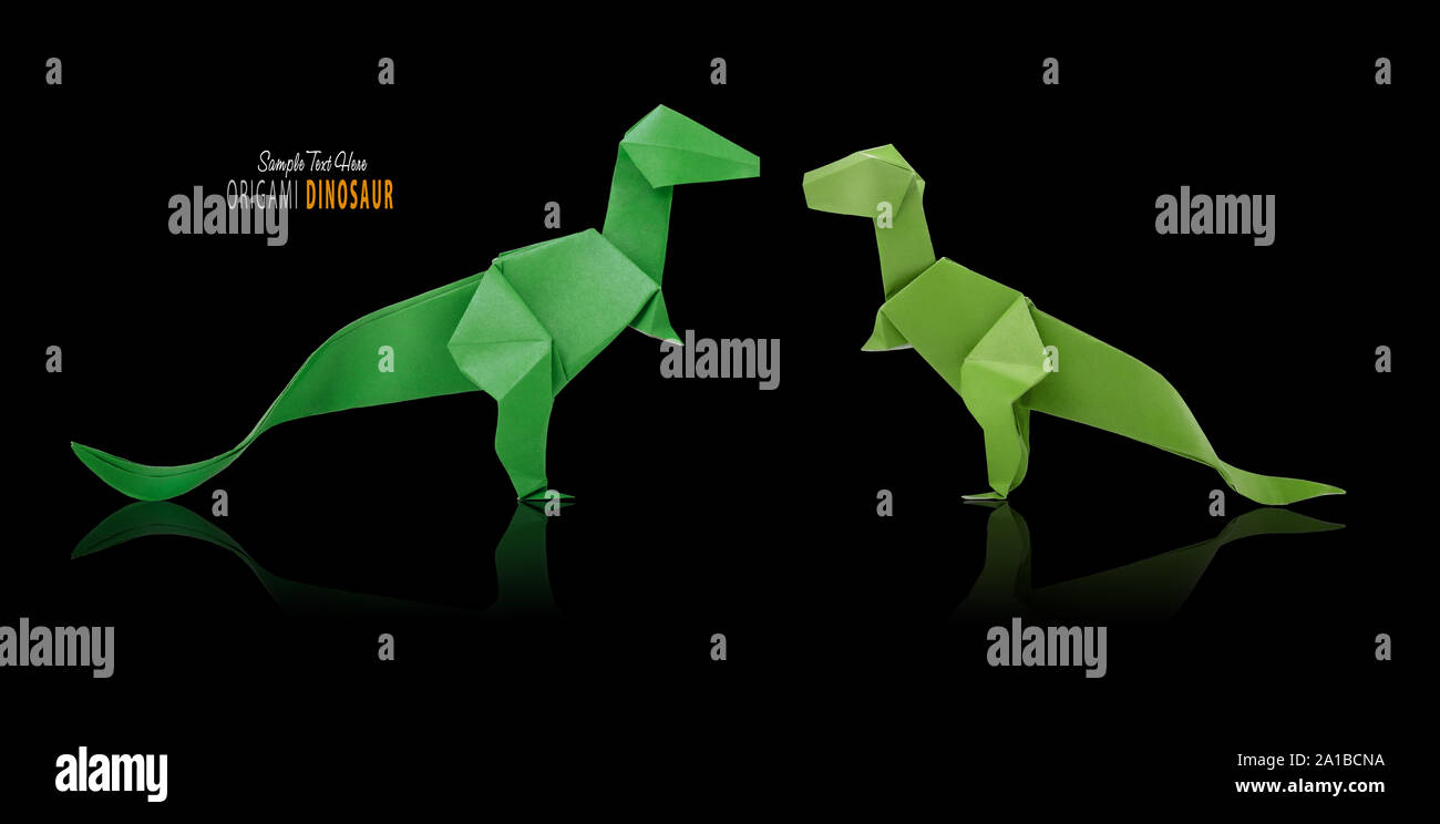 Origami Dinosaurier auf Schwarz Stockfoto