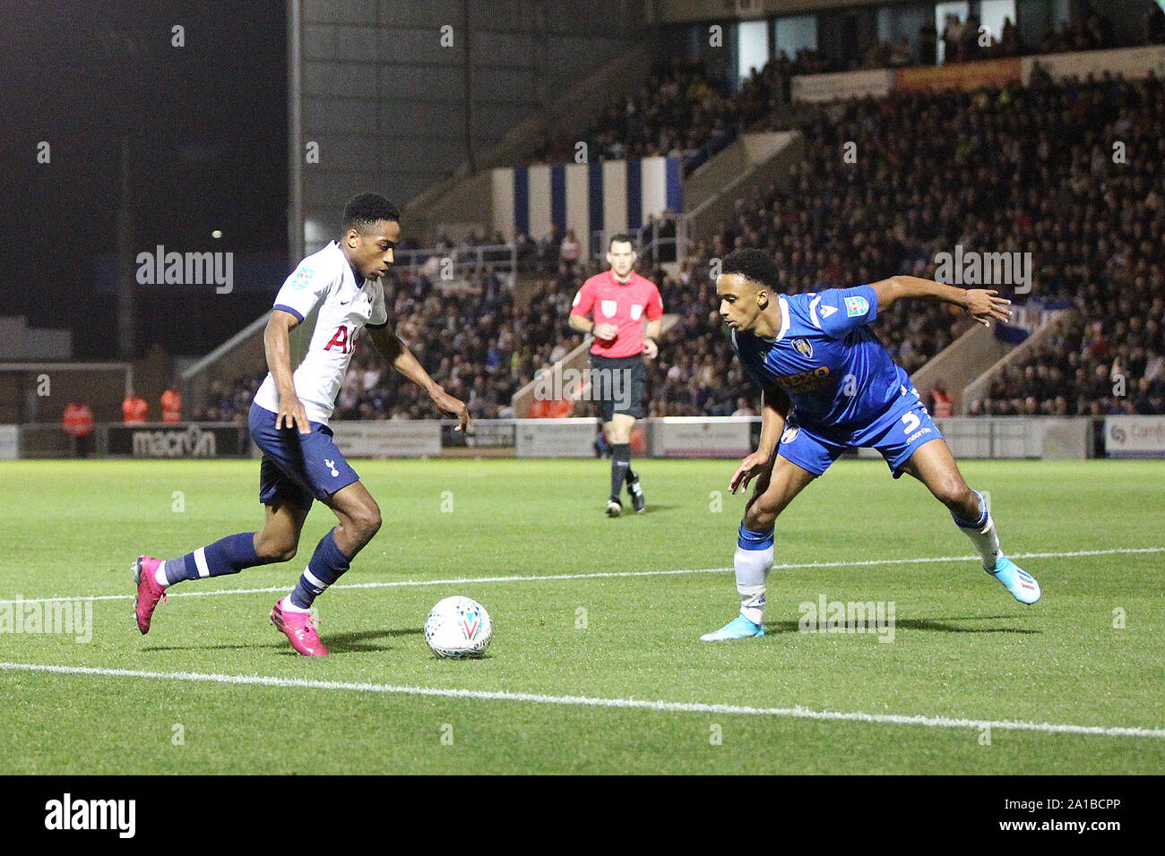 Colchester, Großbritannien. 24 Sep, 2019. Kyle Walker-Peters von Tottenham Hotspur übernimmt Cohen Brammall Colchester United während der carabao Cup dritten Runde zwischen Colchester United und Tottenham Hotspur bei Weston Wohnungen Gemeinschaft Stadium am 24. September 2019 in Colchester, England. (Foto von Mick Kearns/phcimages.com) Credit: PHC Images/Alamy leben Nachrichten Stockfoto