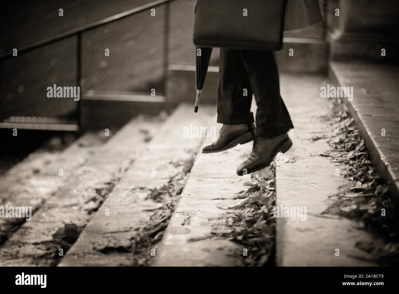 Beine eines Mannes nach unten springen Steintreppe. Stockfoto