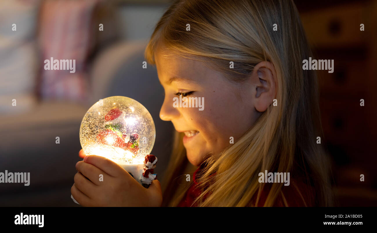 Mädchen zu Hause an Weihnachten Stockfoto