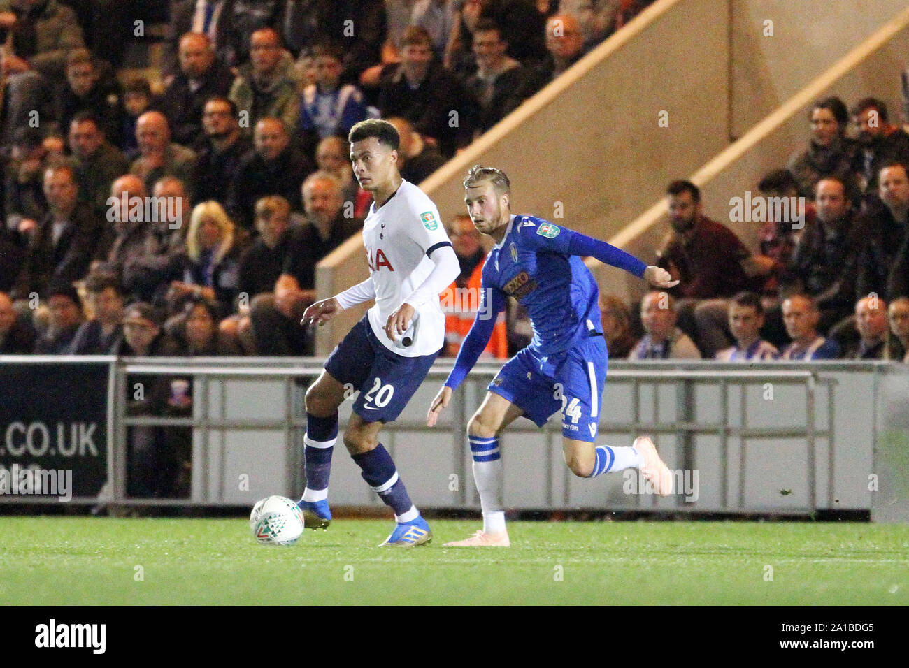 Colchester, Großbritannien. 24 Sep, 2019. Dele Alli von Tottenham Hotspur unter Druck von Ben Stevenson von Colchester United während der carabao Cup dritten Runde zwischen Colchester United und Tottenham Hotspur bei Weston Wohnungen Gemeinschaft Stadium am 24. September 2019 in Colchester, England. (Foto von Mick Kearns/phcimages.com) Credit: PHC Images/Alamy leben Nachrichten Stockfoto