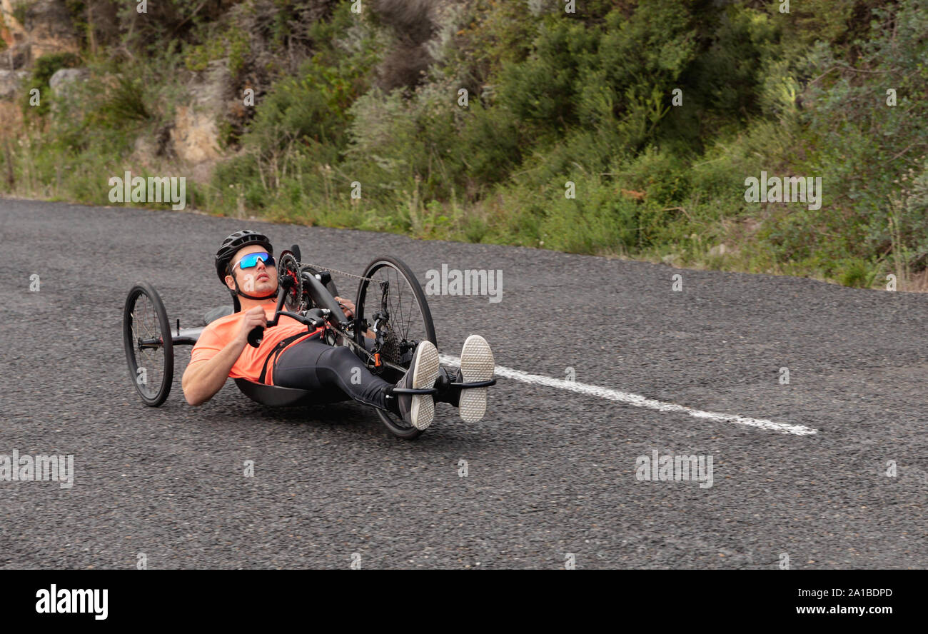 Man Radfahren auf Liegerad Stockfoto