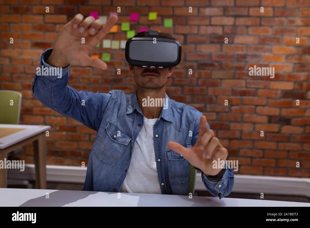 Junge männliche Business kreativ mit VR-Headset in einem Büro Stockfoto